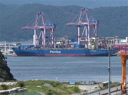 Das Containerschiff „Panstar Acro“ liegt im Busan New Port in Busan vor Anker, um Container zu laden. Das Schiff soll über die Arktis nach Europa fahren, um die wirtschaftliche Rentabilität der durch das schmelzende Eis erschlossenen Schifffahrtsroute zu testen.