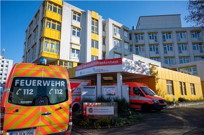 Das Corona-Gemeinschaftskrankenhaus für Covid-19-Patienten in Trier wird vom Brüderkrankenhaus mit dem Klinikum Mutterhaus der Borromäerinnen gemeinsam betrieben.
