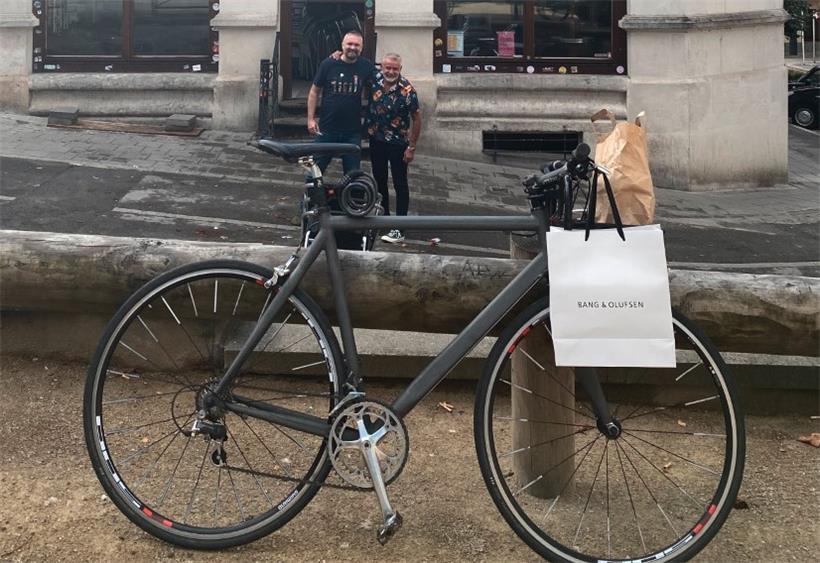 Das Corpus Delicti und sein Besitzer (l.) 
