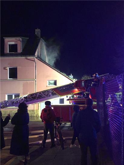 Das Dach einer Garage in Käerjeng hat am Freitag Feuer gefangen
