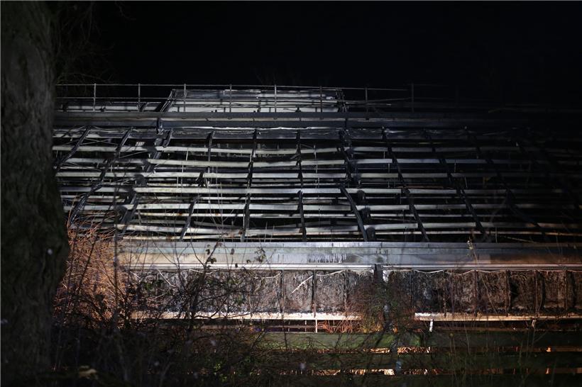 Das Dach vom Affenhaus des Krefelder Zoos ist nach einem Brand zerstört.