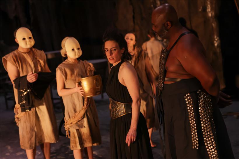 Das Desaster nimmt seinen Lauf: Medea (Brigitte Urhausen) lässt der neuen Verlobten ihres Ehemannes Jason (Nicholas Monu) zwei Geschenke zukommen, die mit einem tödlichen Zauber belegt sind. Ihre Kinder sollen sie der Kontrahentin persönlich überbringen.

