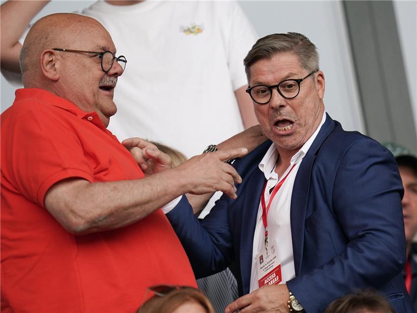 Bürgermeister Guy Altmeisch und D03-Präsident Fabrizio Bei beim emotionalen Differdinger Derby-Moment