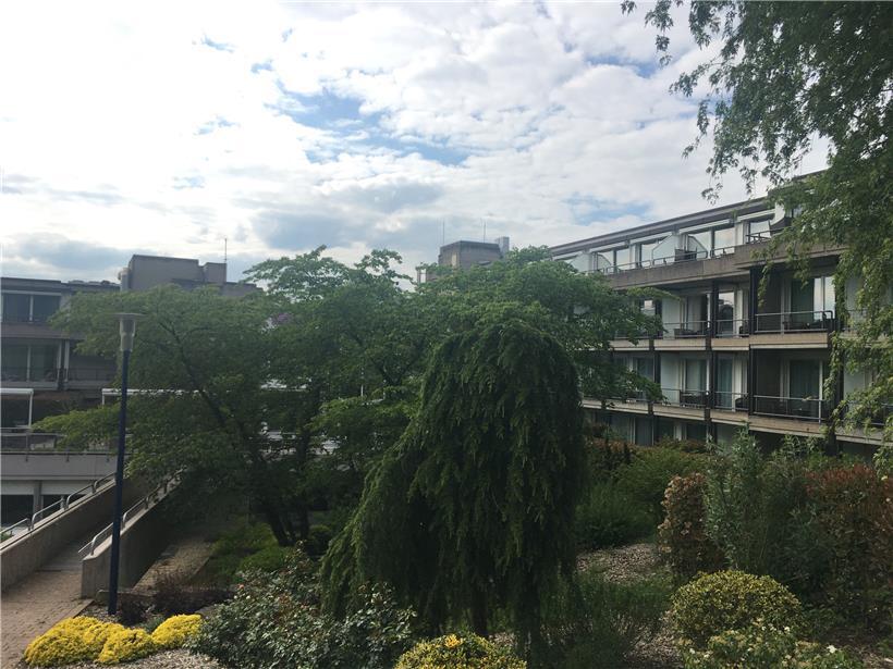 Das „Domaine thermal“ ist immer noch geschlossen. Normalerweise sitzen hier Kurgäste nach Anwendungen auf den Balkons und genießen den Ausblick in den Park.
