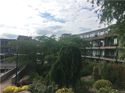Das „Domaine thermal“ ist immer noch geschlossen. Normalerweise sitzen hier Kurgäste nach Anwendungen auf den Balkons und genießen den Ausblick in den Park.
