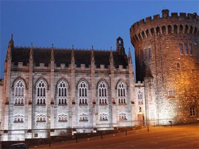 Dublin Castle in Abenddämmerung beleuchtet, historisches Wahrzeichen und beliebtes Reiseziel in Irland