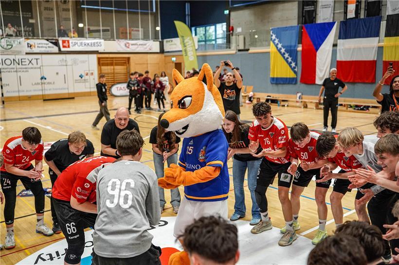 Düdelinger Fuchs-Maskottchen jubelt mit Siegerteam bei sportlicher Siegerehrung