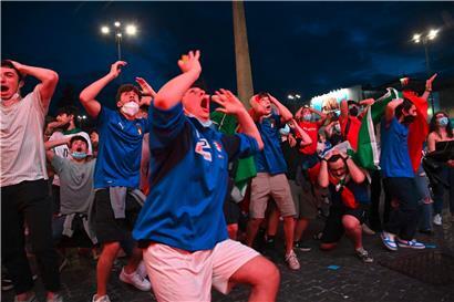 Das EM-Fieber ist in Italien angekommen: Auf der Piazza del Popolo in Rom wurde frenetisch mitgefiebert
