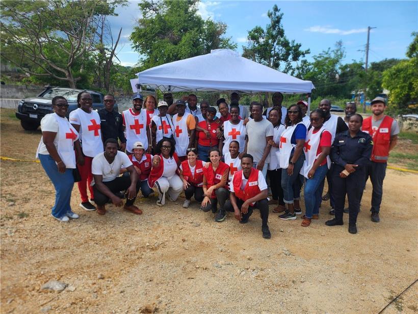 ERU-Team und jamaikanisches Rotes Kreuz bei Nothilfe nach Hurrikan Melissa im Einsatz
