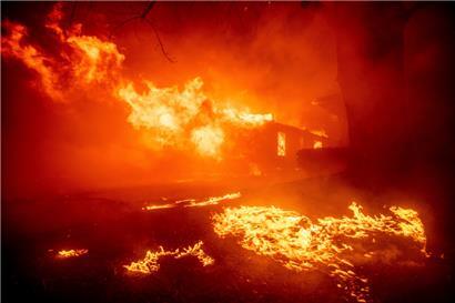 Das Eaton-Feuer zerstört ein Gebäude
