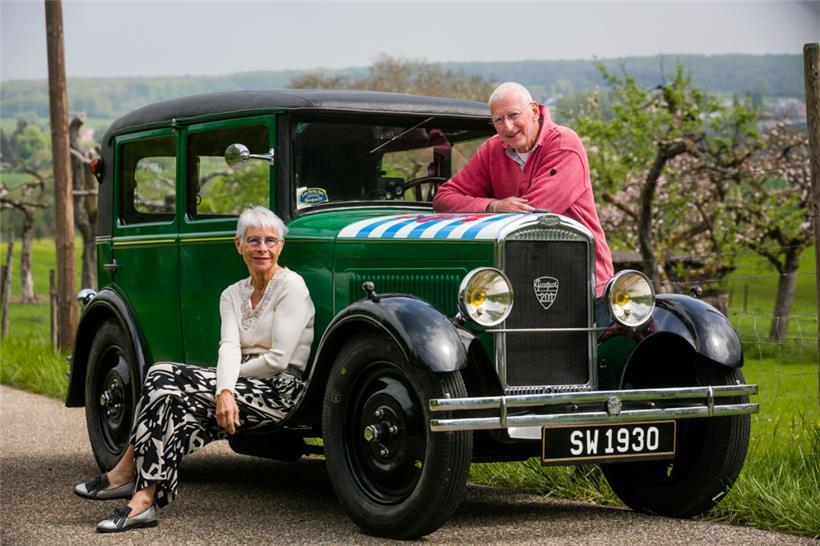 Das Ehepaar Weinberg mit seinem Peugeot 201, den es „La charmante“ taufte
