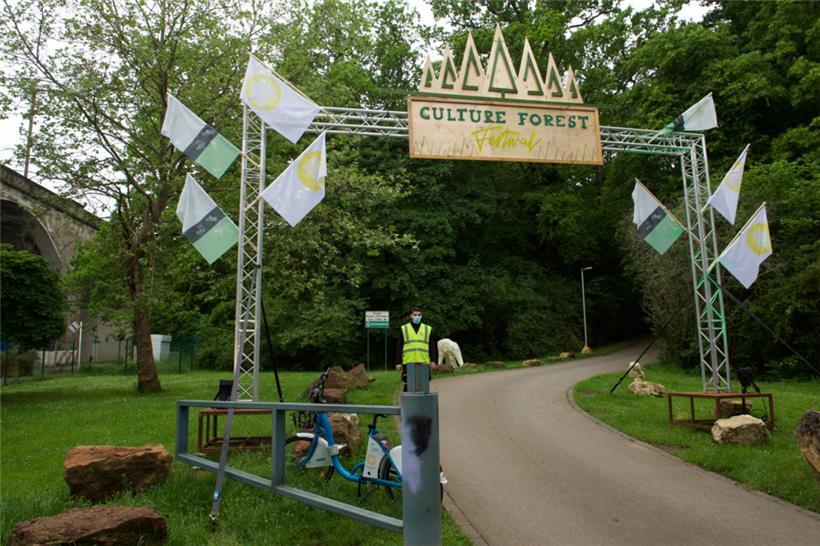 Das Eingangsportal des Festivals am Clair-Chêne-Wald
