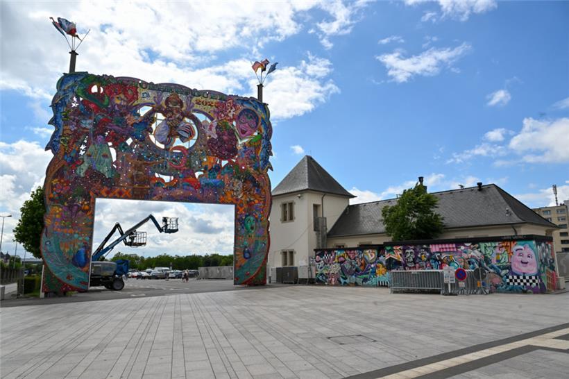 Das Eingangstor steht bereits
