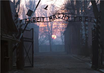 Das Eingangstor zum Konzentrationslager Auschwitz mit zynischer Parole
