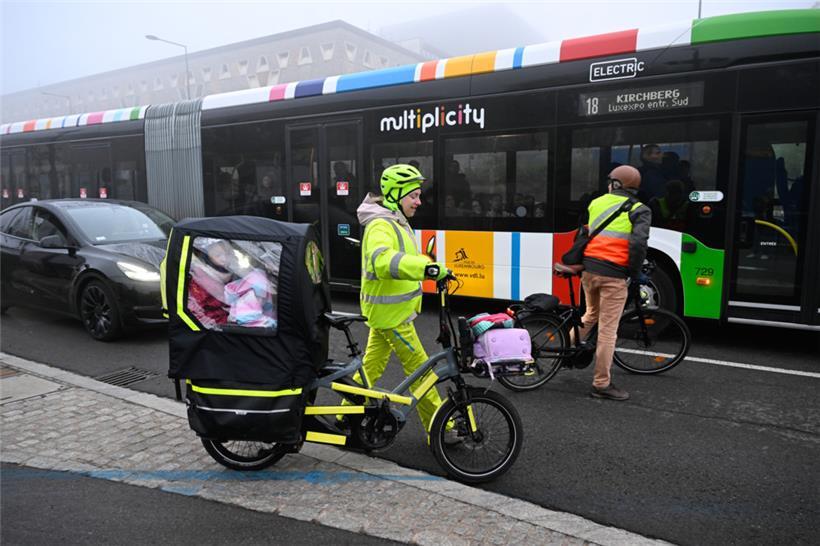 Das Einreihen in den laufenden Verkehr ist an der Roten Brücke nicht so einfach ...