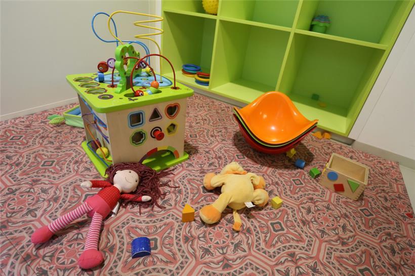 Das Einzige, was in einer Kinderkrippe auf dem Boden liegen darf, sind vielleicht Plüschtiere, nicht aber die Mitarbeiter und vor allem nicht die Kinder. Die ehemalige Leiterin der Kinderkrippe „Léiwen Léiw“ in Bous hat das offenbar anders gesehen.
