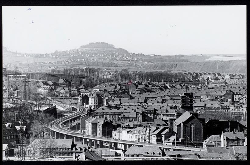 Das Eisenbahn-Viadukt im Jahr 1967. Foto von Rudy Battin.
