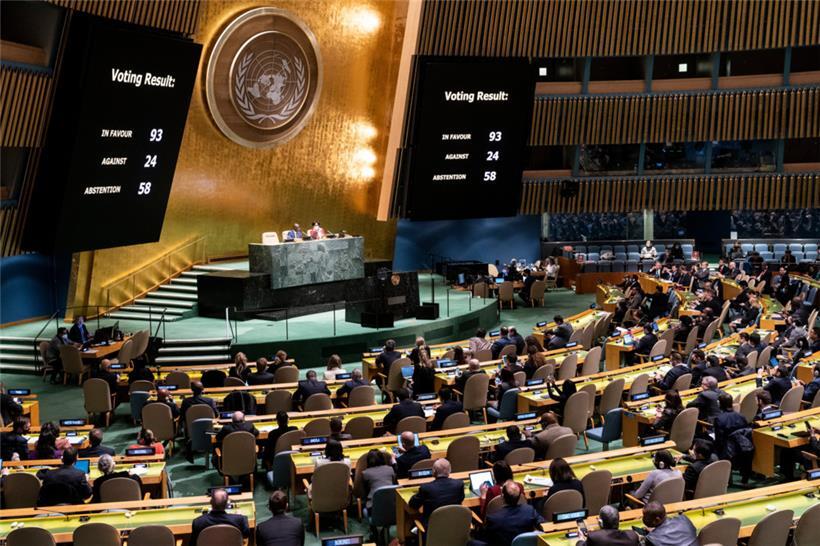 Das Ergebnis der Abstimmung über die Suspendierung der Mitgliedschaft Russlands im UN-Menschenrechtsrat wird während einer Sitzung der UN-Generalversammlung am Sitz der Vereinten Nationen gezeigt
