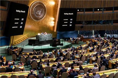 Das Ergebnis der Abstimmung über die Suspendierung der Mitgliedschaft Russlands im UN-Menschenrechtsrat wird während einer Sitzung der UN-Generalversammlung am Sitz der Vereinten Nationen gezeigt
