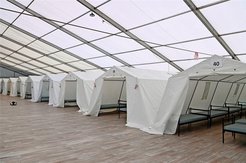 Das Erstaufnahmezentrum besteht aus Zelten innerhalb von Großraumzelten: Da wurde es jetzt einfach zu kalt
