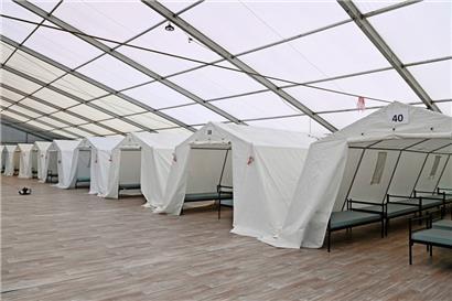 Das Erstaufnahmezentrum besteht aus Zelten innerhalb von Großraumzelten: Da wurde es jetzt einfach zu kalt
