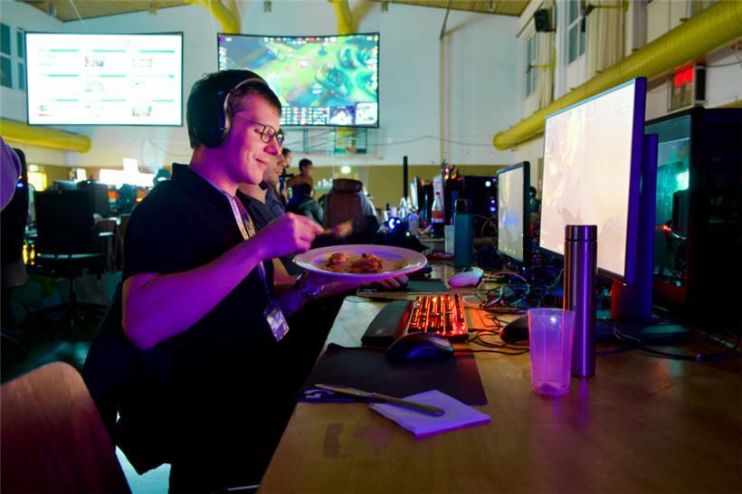 Das Essen, das vor Ort zubereitet wurde, konnten die Gamer mit ein paar Klicks b...