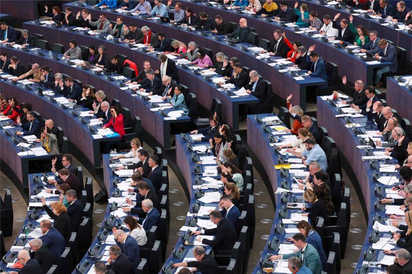 Das Europäische Parlament sollte nach Ansicht der EU-Bürger eine wichtigere Rolle spielen, geht aus einer Umfrage hervor
