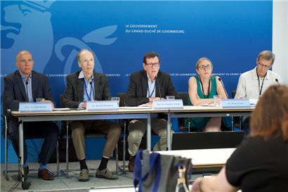 Das Expertengremium auf der Pressekonferenz (von links nach rechts): Prof. Dr. Paul Wilmes, Dr. Gérard Schockmel, Prof. Dr. Claude P. Muller, Dr. Thérèse Staub und Dr. Vic Arendt
