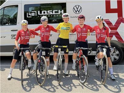 FSCL-Team mit Liv Wenzel im gelben Trikot der Gesamtführenden vor der letzten Etappe eines Radrennens