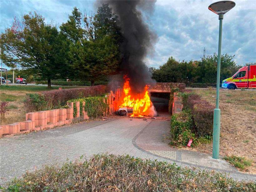 Das Fahrzeug fing nach dem Unfall Feuer
