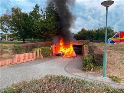 Das Fahrzeug fing nach dem Unfall Feuer
