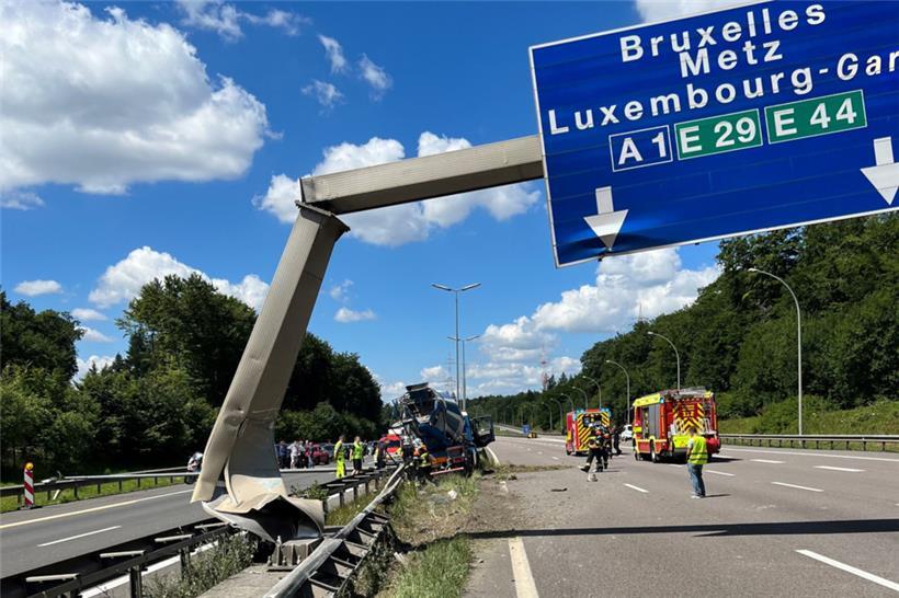 Das Fahrzeug prallte erst gegen einen Beleuchtungsmast und dann gegen einen Pfosten der Autobahnbeschilderung
