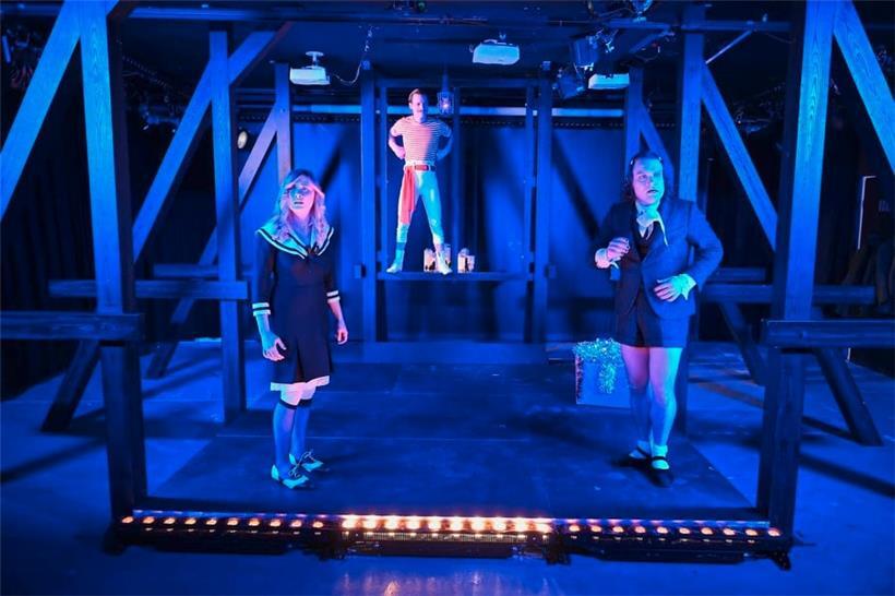 „Das Fenster“ ist ein wunderbar trashiges Theaterstück
