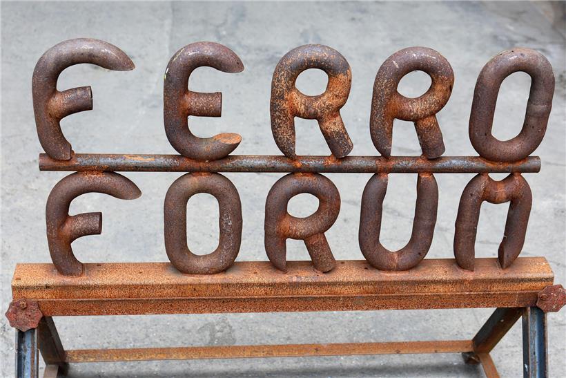 FerroForum Mitarbeiter beim Austausch, Magazin und Arbeiterkultur im Fokus des Forums