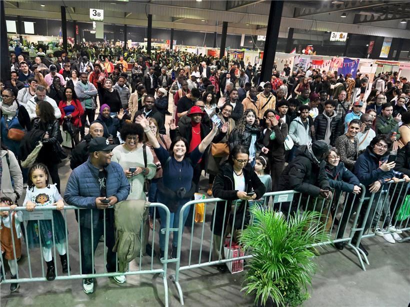 Festival des Migrations in Luxemburg mit Menschenmengen, kulturellen Darbietungen und Feier der Vielfalt und Bürgerrechte