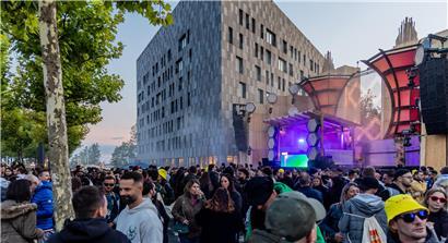 Festival für elektronische Tanzmusik September 2024 bei Hotel in Kirchberg mit tanzender Menschenmenge und Bühnenbeleuchtung