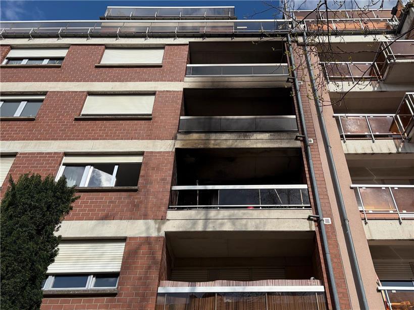 Feuer auf Balkon im zweiten Stock breitet sich auf dritten Stock eines Wohngebäudes aus, Brand-Notfall am Abend