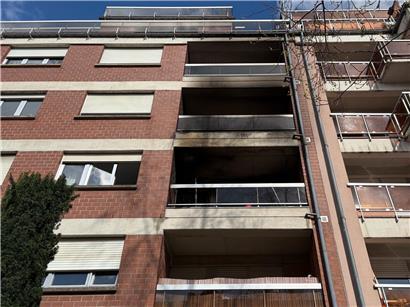 Feuer auf Balkon im zweiten Stock breitet sich auf dritten Stock eines Wohngebäudes aus, Brand-Notfall am Abend