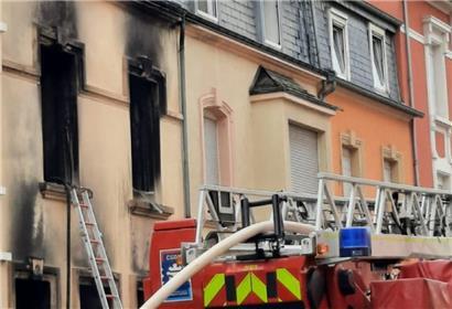 Das Feuer in der C.-M.-Spoo-Straße hat nicht nur materielle Schäden hinterlassen: Nun ist eine 81-Jährige gestorben
