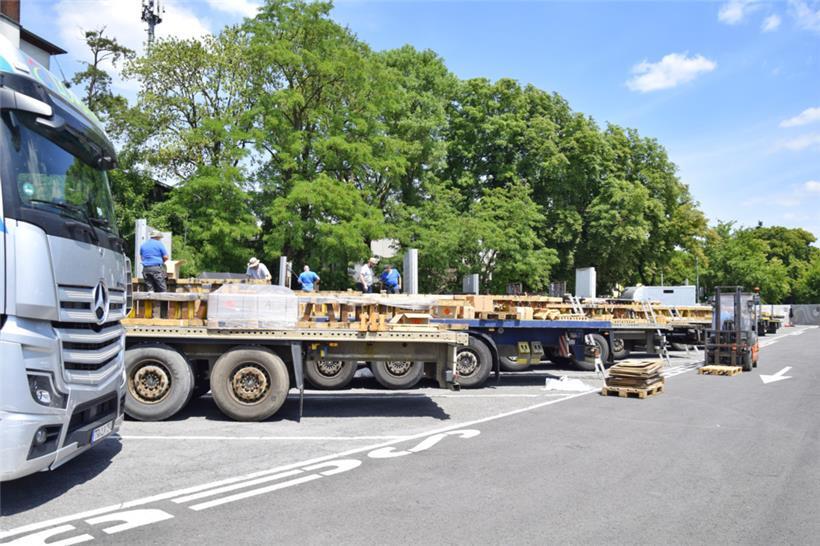 Das Feuerwerk ist auf insgesamt neun Trailern aufgebaut
