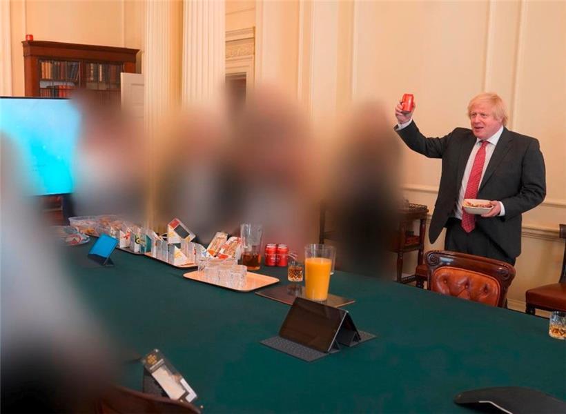 Das Foto aus dem Bericht zeigt Johnson am 19. Juni 2020 in der Downing Street sehr uneingeschränkt in Zeiten der Corona-Einschränkungen
