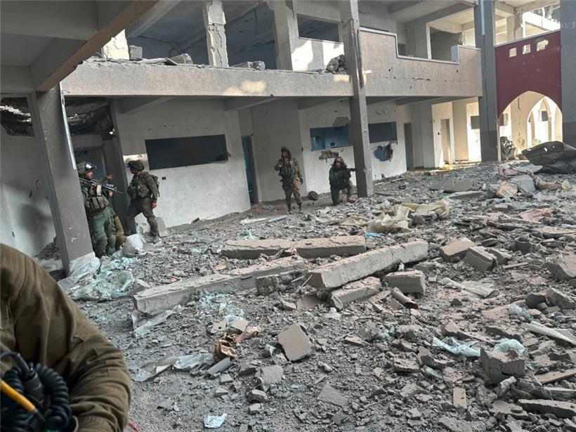 Das Foto der israelischen Armee vom 7. November 2023 zeigt Truppen während eines Einsatzes im nördlichen Gazastreifen
