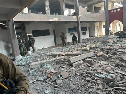 Das Foto der israelischen Armee vom 7. November 2023 zeigt Truppen während eines Einsatzes im nördlichen Gazastreifen
