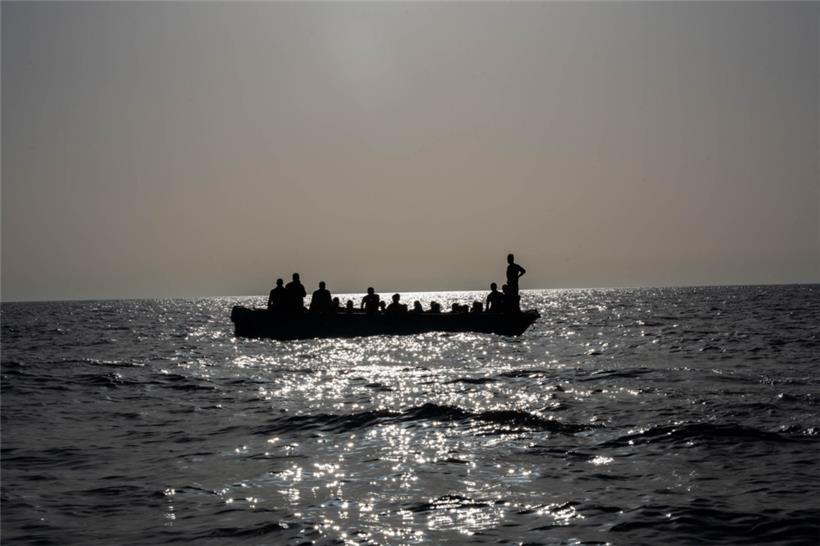 Das Foto vom 3. August 2023 zeigt ein Migrantenboot for der libyschen Küste, kurz vor der Rettung durch eine spanische NGO
