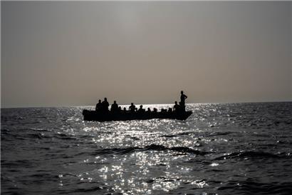 Das Foto vom 3. August 2023 zeigt ein Migrantenboot for der libyschen Küste, kurz vor der Rettung durch eine spanische NGO
