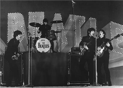 Das Foto vom 30. Juni 1966 zeigt die britische Band The Beatles, (v.l.n.r.) Paul McCartney, Ringo Starr, George Harrison und John Lennon, während ihres Konzerts im Budokan in Tokio
