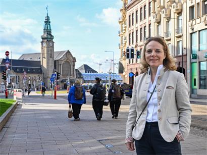 Corinne Cahen im Bahnhofsviertel bei sonnigem Frühlingswetter im Mai, Porträt einer Politikerin im urbanen Umfeld