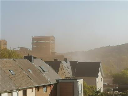Das Foto wurde am 17. September von einer Anwohnerin aufgenommen und zeigt die Staubwolke über dem Viertel
