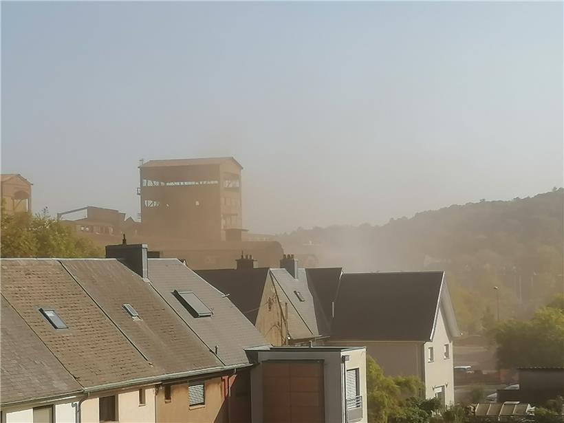 Das Foto wurde am 17. September von einer Anwohnerin aufgenommen und zeigt die Staubwolke über dem Viertel
