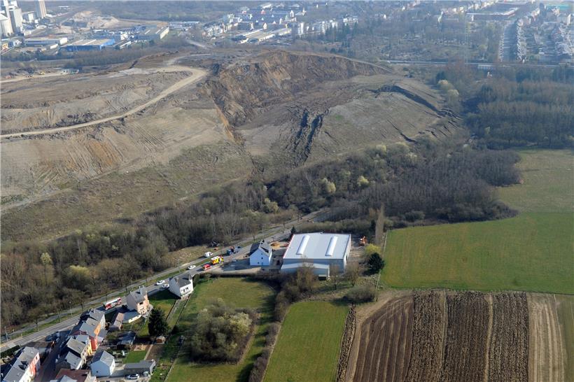 Das Foto zeigt den Erdrutsch 2014. Grund für die Instabilität des Geländes ist Wasser, wie anschließende Studien belegen. Die Erdmassen zerstörten damals die Verbindungsstraße zwischen Monnerich und der Stadt Esch. Mittlerweile gibt es wieder eine Straße (CR 106), sie wurde neben der alten neu gebaut.
